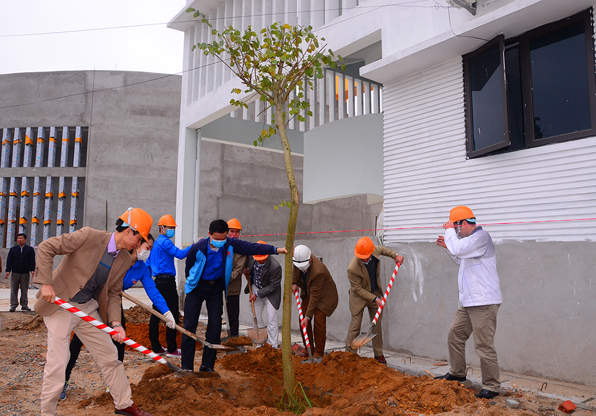 Trường Cao đẳng Cơ giới Xây dựng hưởng ứng Tết trồng cây “Đời đời nhớ ơn Bác Hồ”