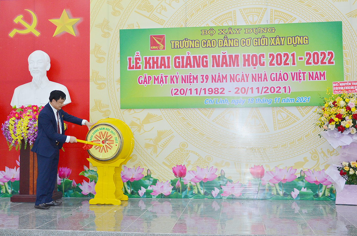 Trường Cao đẳng Cơ giới Xây dựng tổ chức Lễ khai giảng năm học mới 2021-2022 và Gặp mặt kỷ niệm 39 năm ngày Nhà giáo Việt Nam (20/11/1982-20/11/2021)
