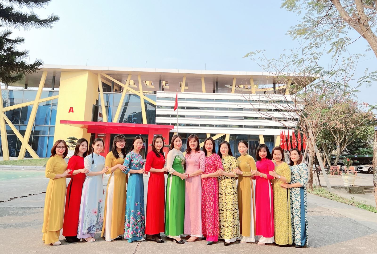 Nữ công trường Cao đẳng Cơ giới Xây dựng hưởng ứng “Tuần lễ áo dài”