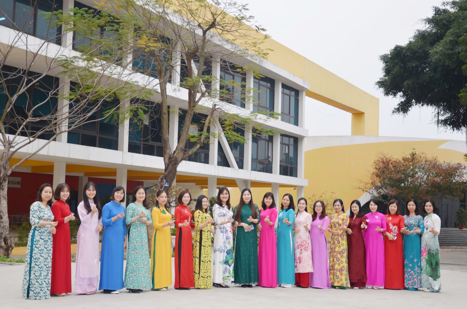 Nữ đoàn viên Công đoàn trường Cao đẳng Cơ giới Xây dựng hưởng ứng “Tuần lễ áo dài”
