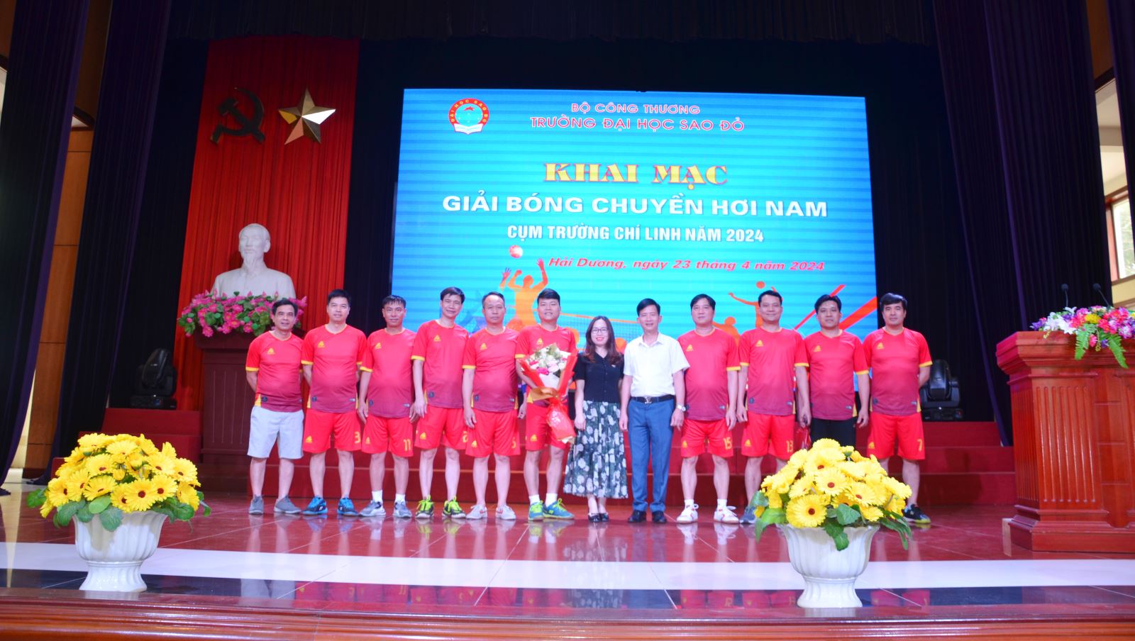 Đội Bóng chuyền nam Nhà trường đạt giải Ba tại Giải bóng chuyền hơi Nam Cụm trường Thành phố Chí Linh