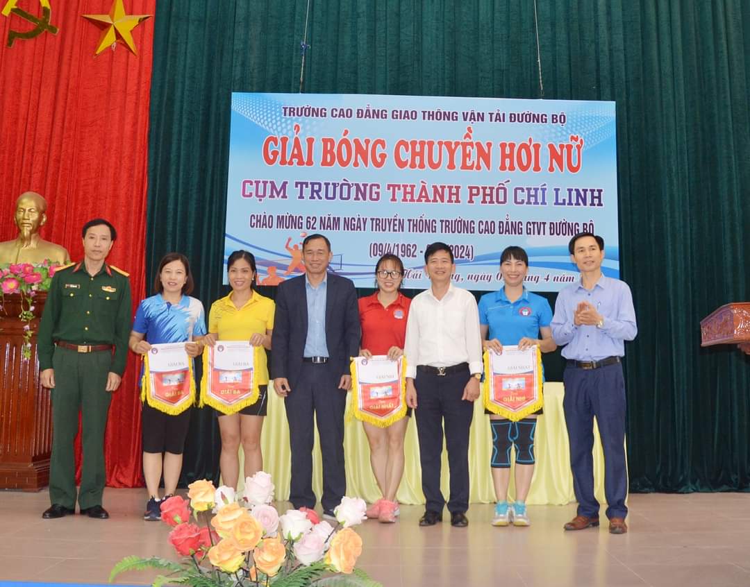 Đội Bóng chuyền nữ Nhà trường tham gia Giải bóng chuyền hơi Nữ Cụm trường Thành phố Chí Linh