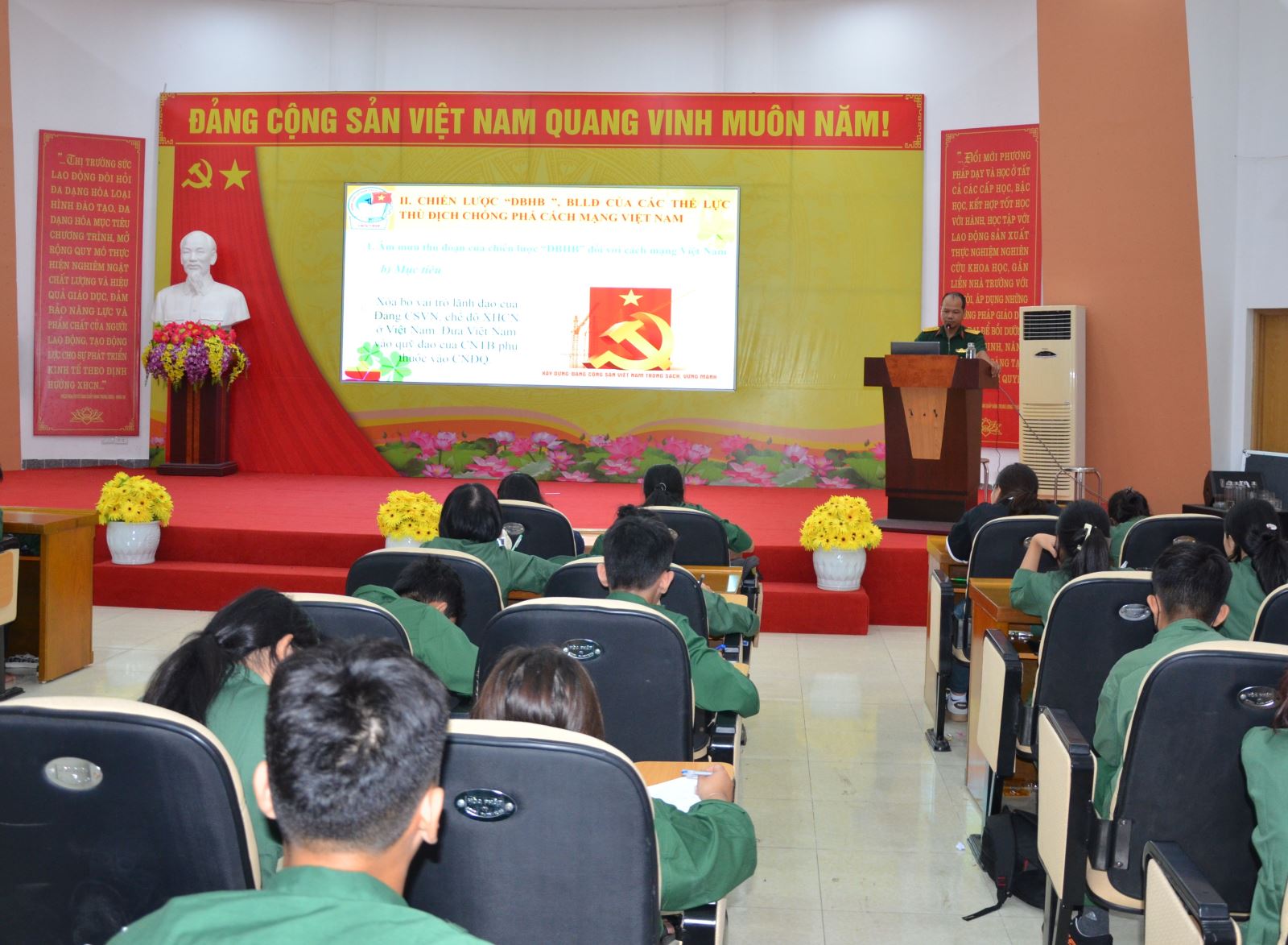 Trường Cao đẳng Cơ giới Xây dựng tổ chức học kỳ quân sự cho 210 học sinh khóa 48A