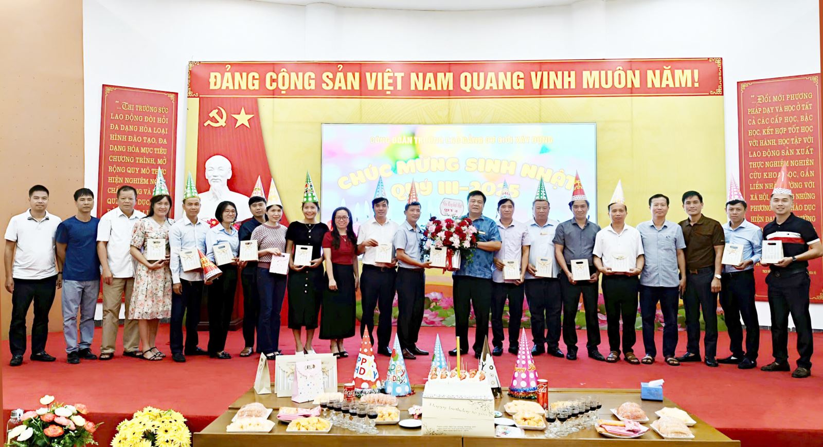 Công đoàn Trường Cao đẳng Cơ giới Xây dựng tổ chức sinh nhật quý III       cho đoàn viên công đoàn