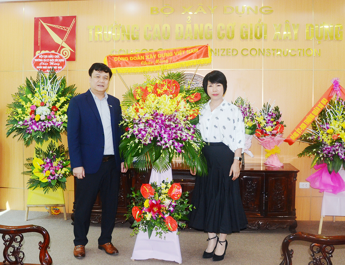 Lãnh đạo Công đoàn Xây dựng Việt Nam đến thăm và chúc mừng trường Cao đẳng Cơ giới Xây dựng nhân dịp ngày nhà giáo Việt Nam 20/11
