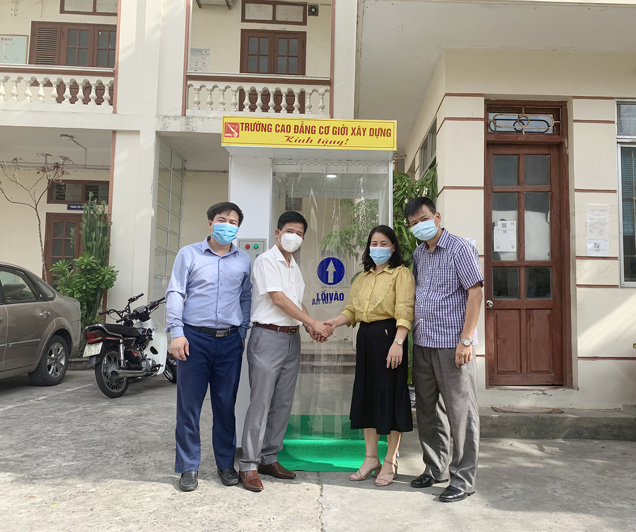 Trường Cao đẳng Cơ giới Xây dựng trao tặng máy khử khuẩn tự động cho Sở Lao động Thương binh và Xã hội tỉnh Hải Dương