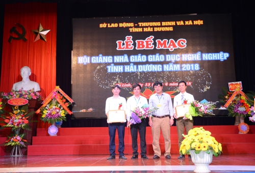 Tập thể nhà trường đạt giải nhất tại Hội giảng nhà giáo giáo dục nghề nghiệp tỉnh Hải Dương năm 2018